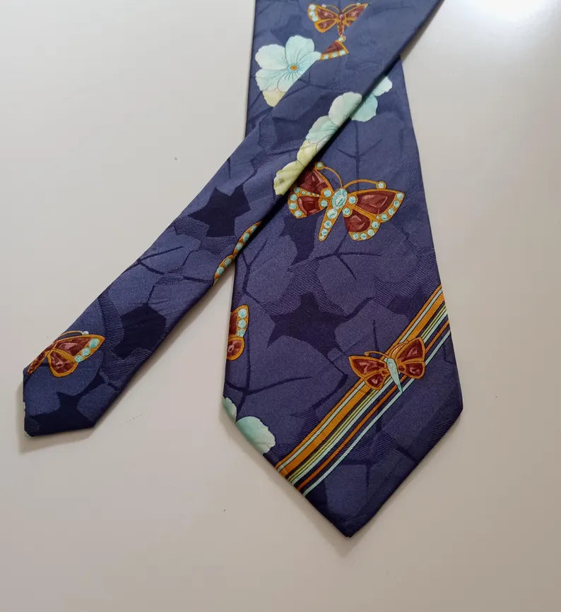 Cravatta Elegante con Fantasia Floreale e Farfalle – Design Artistico Premium
