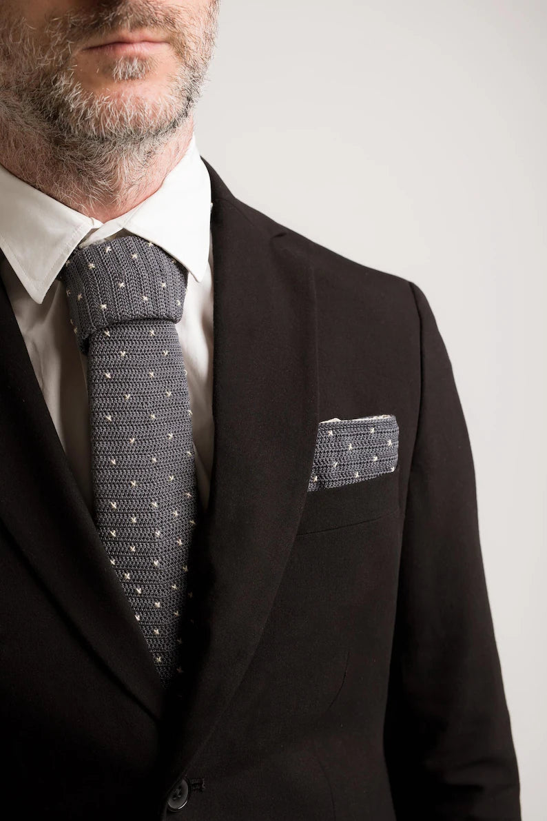 Cravatta Elegante con Pochette Coordinata – Stile Raffinato per Ogni Occasione