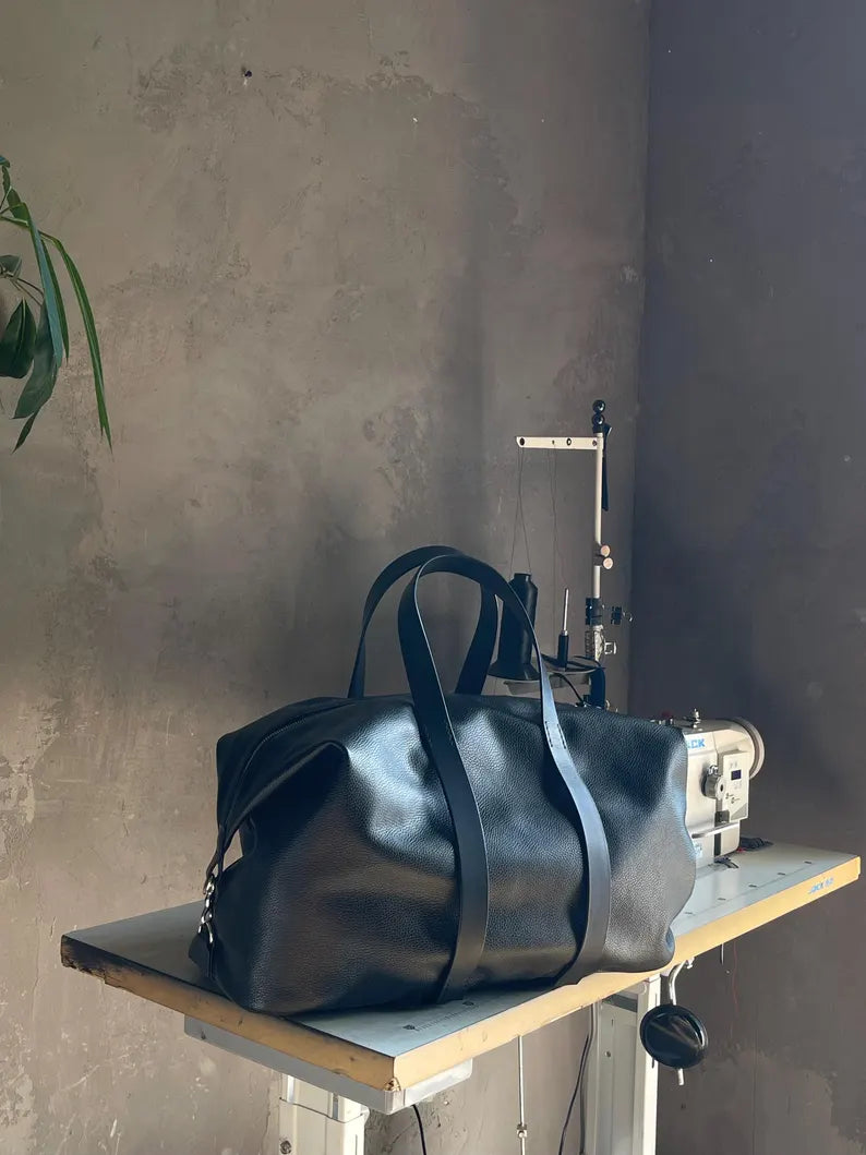 Borsone da Viaggio in Pelle Nera – Moderno, Capiente e Versatile